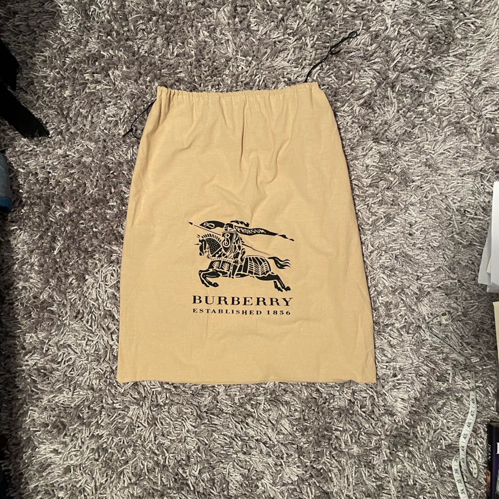 Authentic Burberry tote with dust bag. Like new condition. - Picture 14 of 15